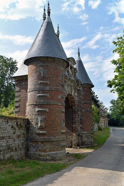 Fájl:Portail-d'entrée-du-château-d'Auberville-à-Auberville-la-Manuel-DSC0-843.jpg
