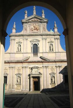 A kolostor belső udvara és a temploma