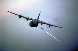 Egy AC–130 105 mm-es ágyúja tüzelés közben