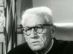 Spencer Tracy, mint Dan Haywood főbíró Az Ítélet Nürnbergben c. film trailerjében