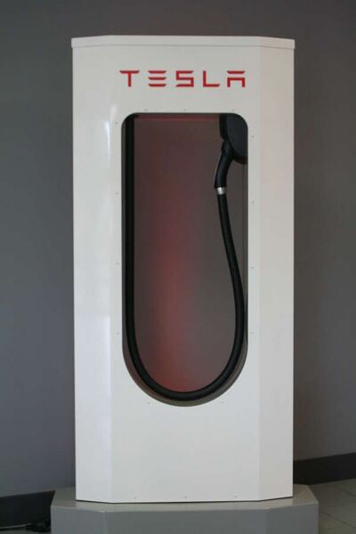 Fájl:Tesla-type-2-supercharger-overview-1002.jpg