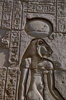 Szahmet napkoronggal és kobrával a fején. Relief a Kom Ombó-i templomból