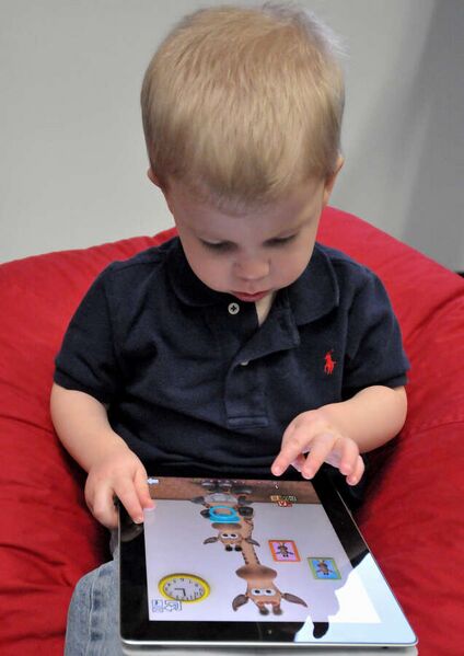 Fájl:Child with Apple iPad.jpg