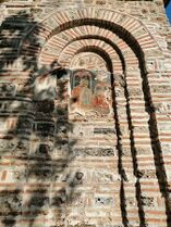 Freskó a templomon kívül