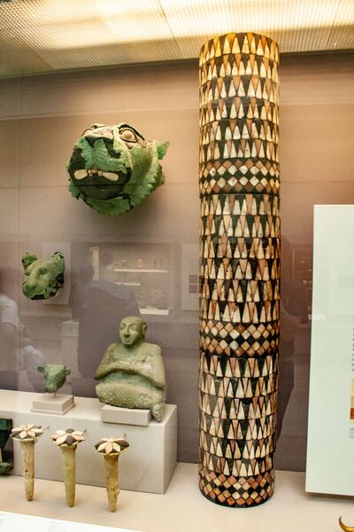 Fájl:Mosaic column, Tell al-'Ubaid.jpg