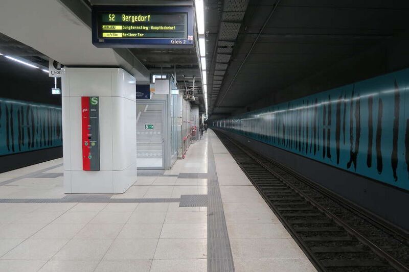 Fájl:S-Bahnhof Stadthausbrücke.März 2018.1.nnw.jpg